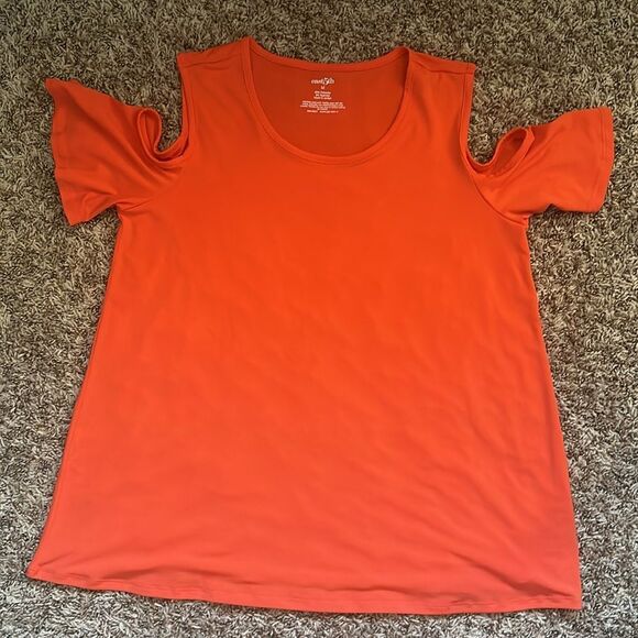 Cold Shoulder flowy top. - Picture 8 of 9